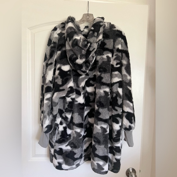 Lightweight Camo print open jacket with hoodie - Picture 2 of 8